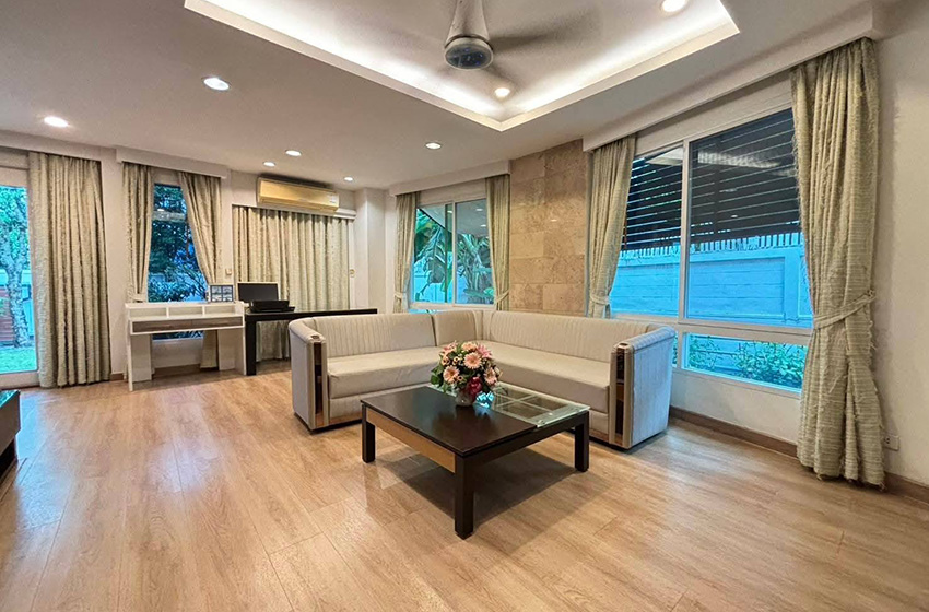 House with Shared Pool in Lat Phrao 